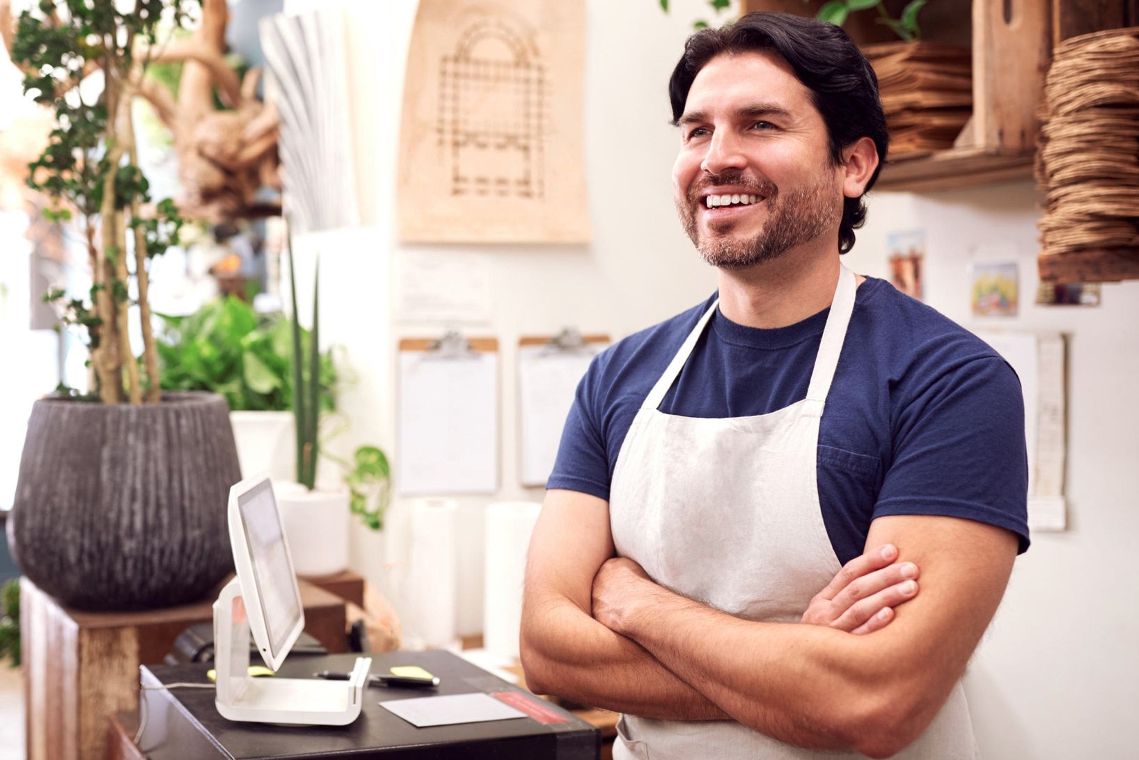 canva-smiling-male-shop-assistant-florist