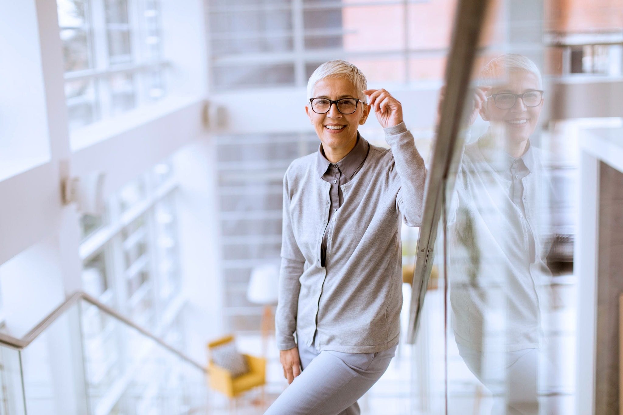 Canta-senior-businesswoman-on-stairs