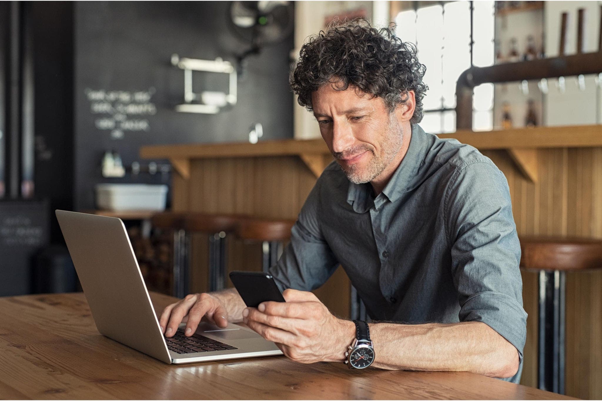 canva-mature-businessman-working-cafe